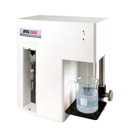 APSS-2000-450x450 Máy đếm hạt tiểu phân trong dung dịch PMS APSS 2000 cho phép thử USP 788 — ảnh sản phẩm thật chụp mặt trước, thiết bị vỏ trắng đứng một mình trên nền trắng, nhãn APSS-2000 và logo Particle Measuring Systems, khoang xi-lanh lộ ra ở bên trái thân máy