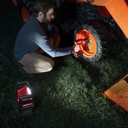 den-led-hat-cong-suat-cao-milwaukee-m18-hal-0-4 Đèn LED hắt công suất cao Milwaukee M18 HAL-0 (4)