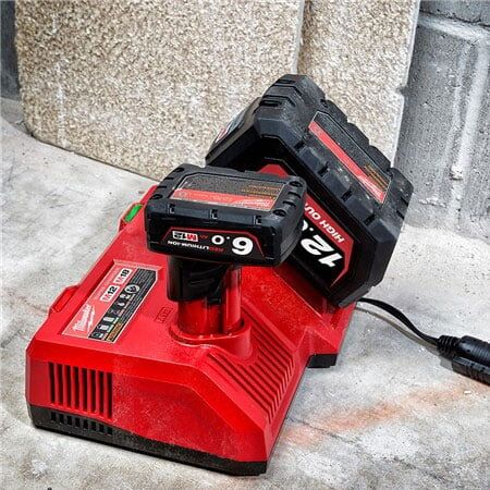 sac-pin-nhanh-12v-18v-milwaukee-m12-18sc-3 Sạc pin Milwaukee M12-18 SC (3)